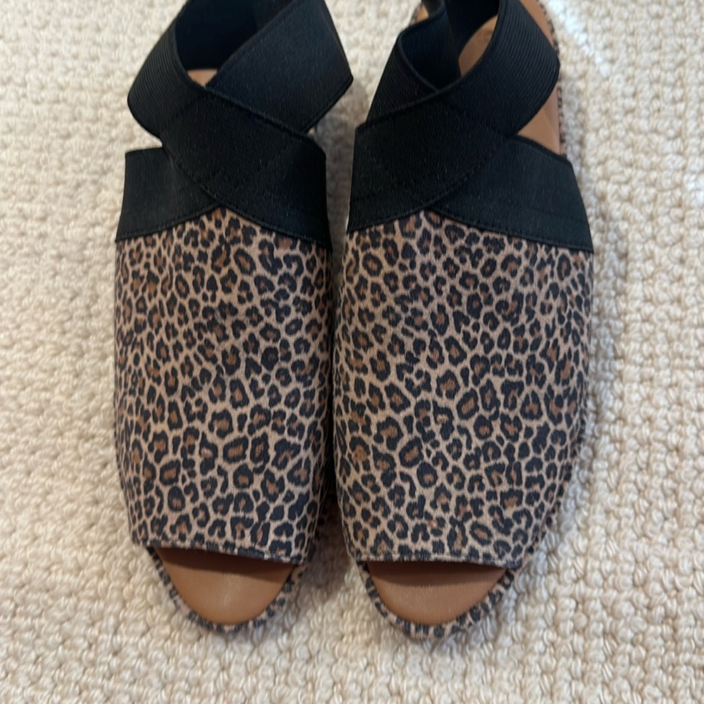 Never worn Kenneth Cole gentle souls sandals wedge leather